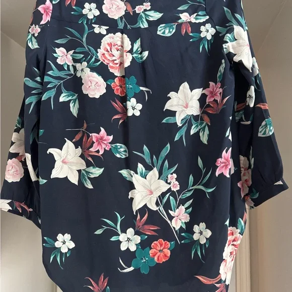 Amour Vert 100% Silk Floral Navy Women's Top - Picture 2 of 5